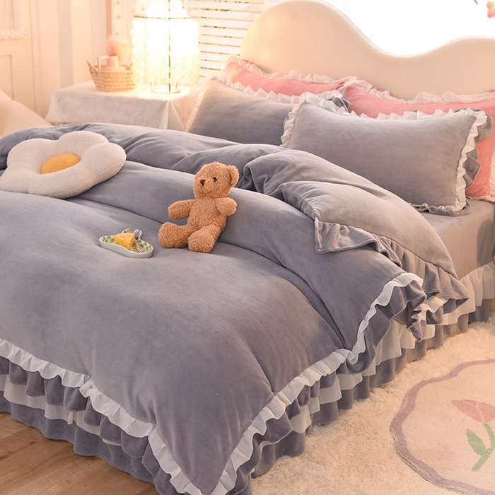 91家纺网 家纺一手货源 找家纺 后庭寝室 2025新款韩式花边牛奶绒四件套-香香公主系列 香香公主-浅灰