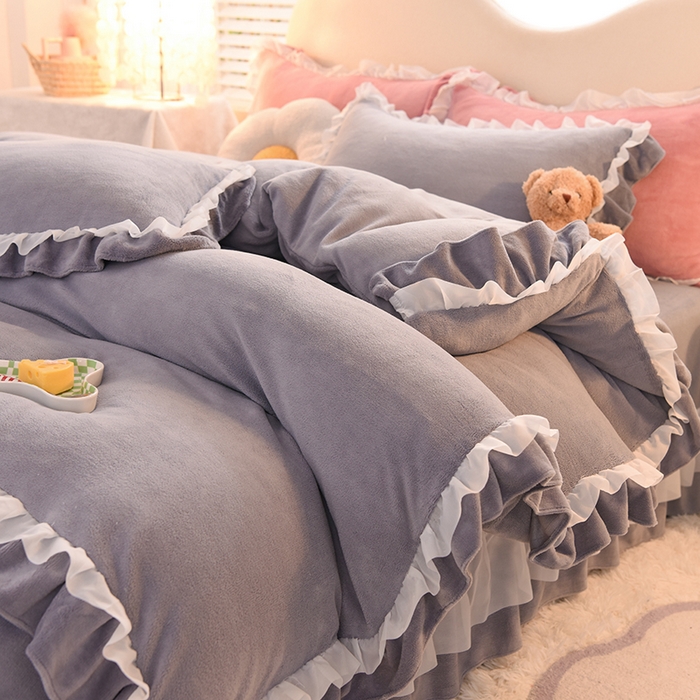 91家纺网 家纺一手货源 找家纺 后庭寝室 2025新款韩式花边牛奶绒四件套-香香公主系列 香香公主-浅灰