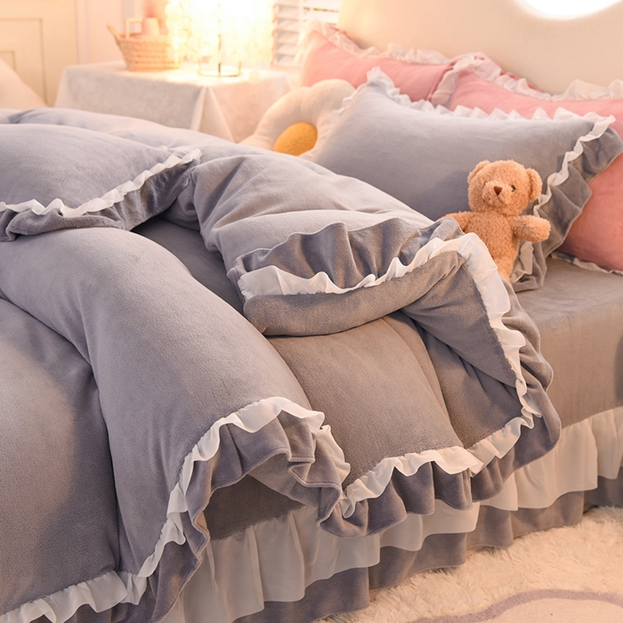 91家纺网 家纺一手货源 找家纺 后庭寝室 2025新款韩式花边牛奶绒四件套-香香公主系列 香香公主-浅灰