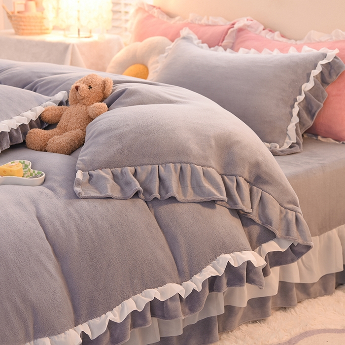 91家纺网 家纺一手货源 找家纺 后庭寝室 2025新款韩式花边牛奶绒四件套-香香公主系列 香香公主-浅灰