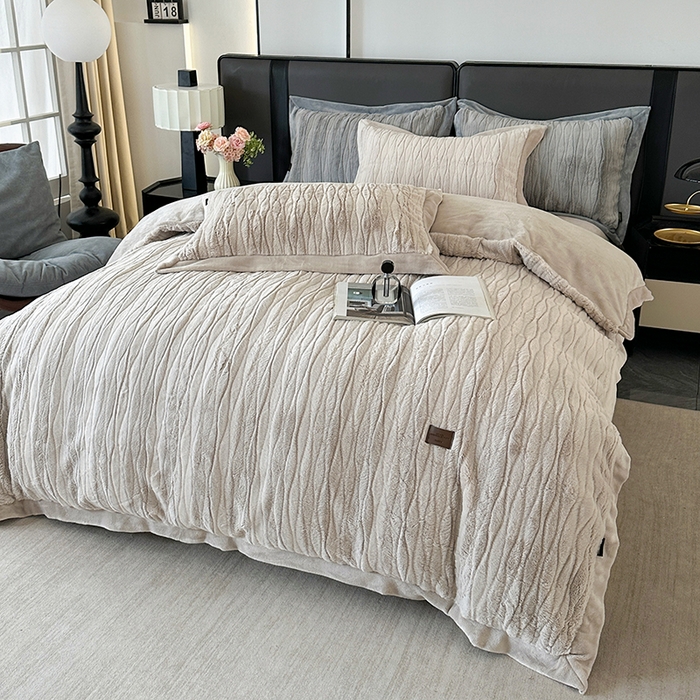 91家纺网 家纺一手货源 找家纺 太阳树 2025新款高克重兔毛绒牛奶绒四件套 海岸香颂—奶咖