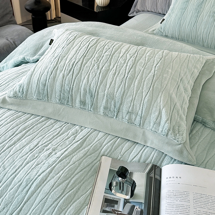 91家纺网 家纺一手货源 找家纺 太阳树 2025新款高克重兔毛绒牛奶绒四件套 海岸香颂—青草绿