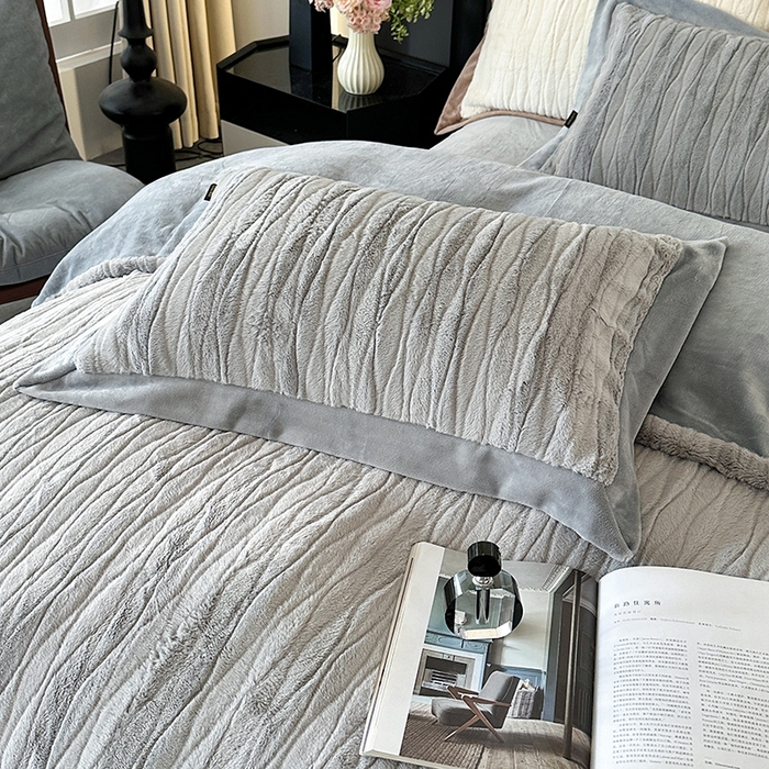 91家纺网 家纺一手货源 找家纺 太阳树 2025新款高克重兔毛绒牛奶绒四件套 海岸香颂—清澈灰