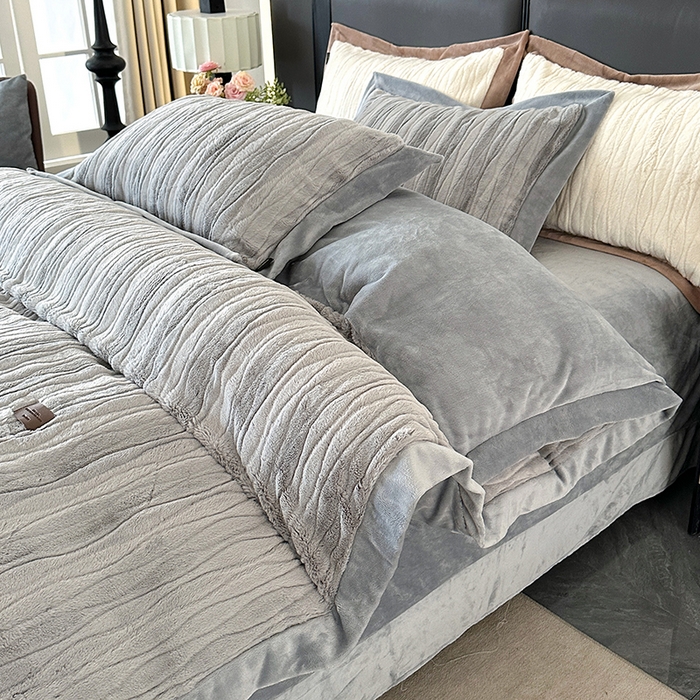 91家纺网 家纺一手货源 找家纺 太阳树 2025新款高克重兔毛绒牛奶绒四件套 海岸香颂—清澈灰