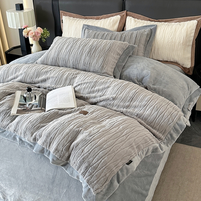 91家纺网 家纺一手货源 找家纺 太阳树 2025新款高克重兔毛绒牛奶绒四件套 海岸香颂—清澈灰