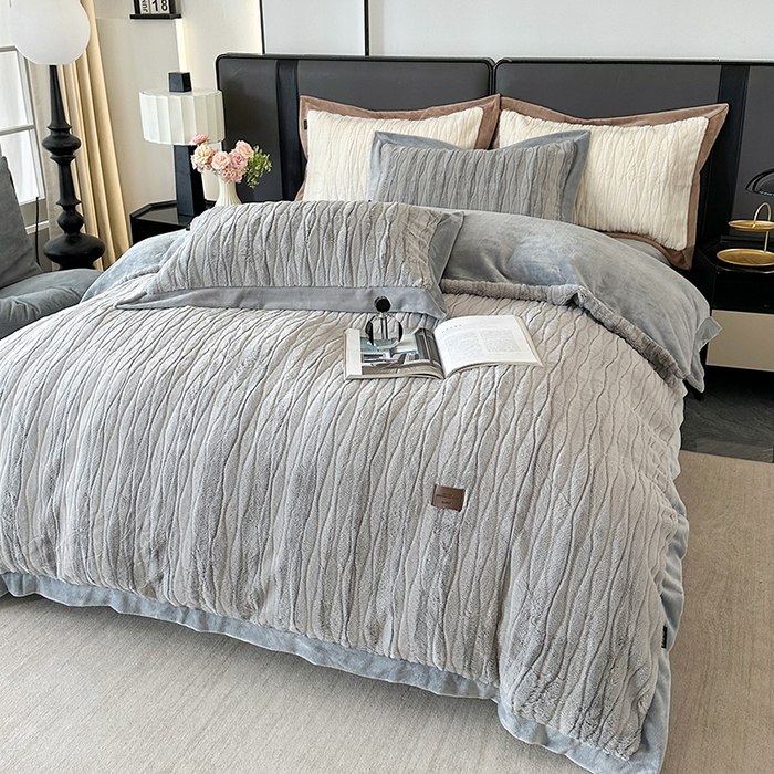 91家纺网 家纺一手货源 找家纺 太阳树 2025新款高克重兔毛绒牛奶绒四件套 海岸香颂—清澈灰