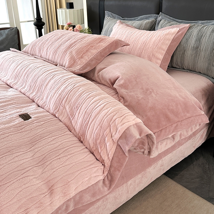 91家纺网 家纺一手货源 找家纺 太阳树 2025新款高克重兔毛绒牛奶绒四件套  海岸香颂—糖果粉