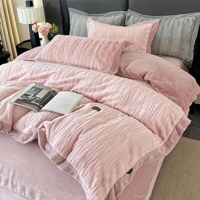 91家纺网 家纺一手货源 找家纺 太阳树 2025新款高克重兔毛绒牛奶绒四件套  海岸香颂—糖果粉