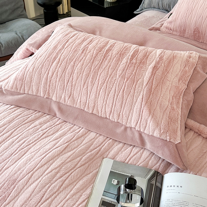 91家纺网 家纺一手货源 找家纺 太阳树 2025新款高克重兔毛绒牛奶绒四件套  海岸香颂—糖果粉