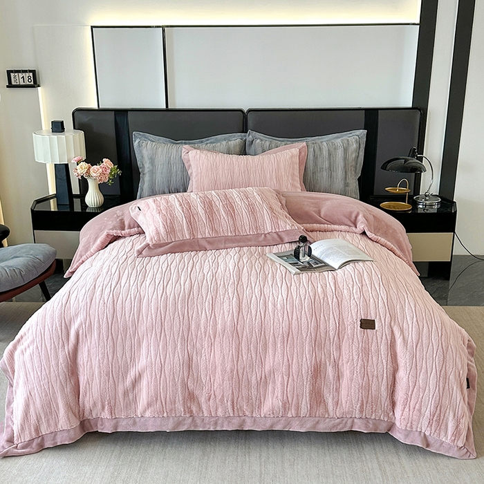 91家纺网 家纺一手货源 找家纺 太阳树 2025新款高克重兔毛绒牛奶绒四件套  海岸香颂—糖果粉