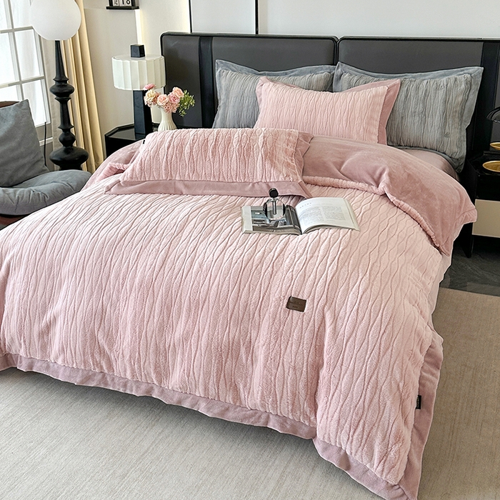 91家纺网 家纺一手货源 找家纺 太阳树 2025新款高克重兔毛绒牛奶绒四件套  海岸香颂—糖果粉