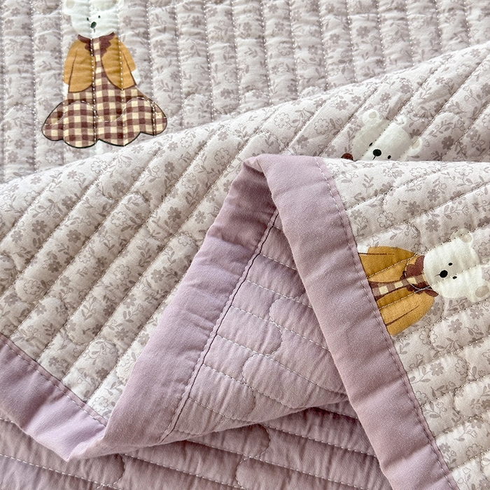 91家纺网 家纺一手货源 找家纺 美优兰 2025新款双面全棉水洗床盖 塔班熊