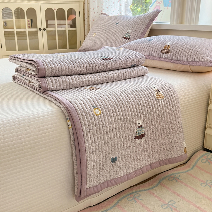 91家纺网 家纺一手货源 找家纺 美优兰 2025新款双面全棉水洗床盖 塔班熊