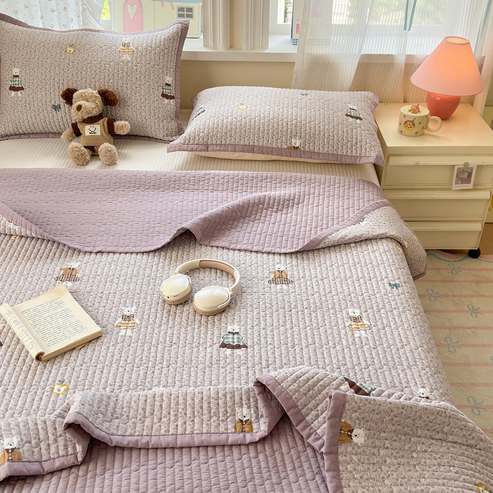 91家纺网 家纺一手货源 找家纺 美优兰 2025新款双面全棉水洗床盖 塔班熊