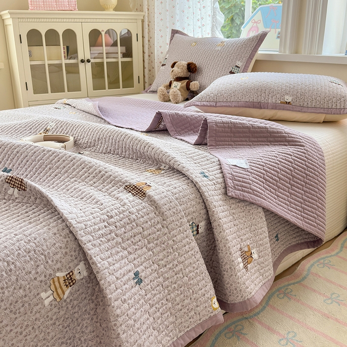 91家纺网 家纺一手货源 找家纺 美优兰 2025新款双面全棉水洗床盖 塔班熊