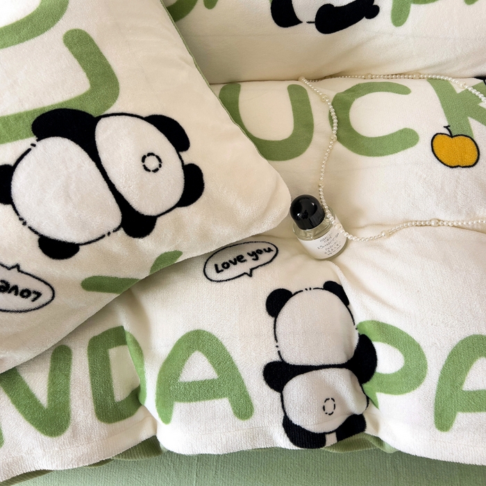 91家纺网 家纺一手货源 找家纺 麦瑞家纺 2025新款印花牛奶绒四件套跑量款 呆萌熊