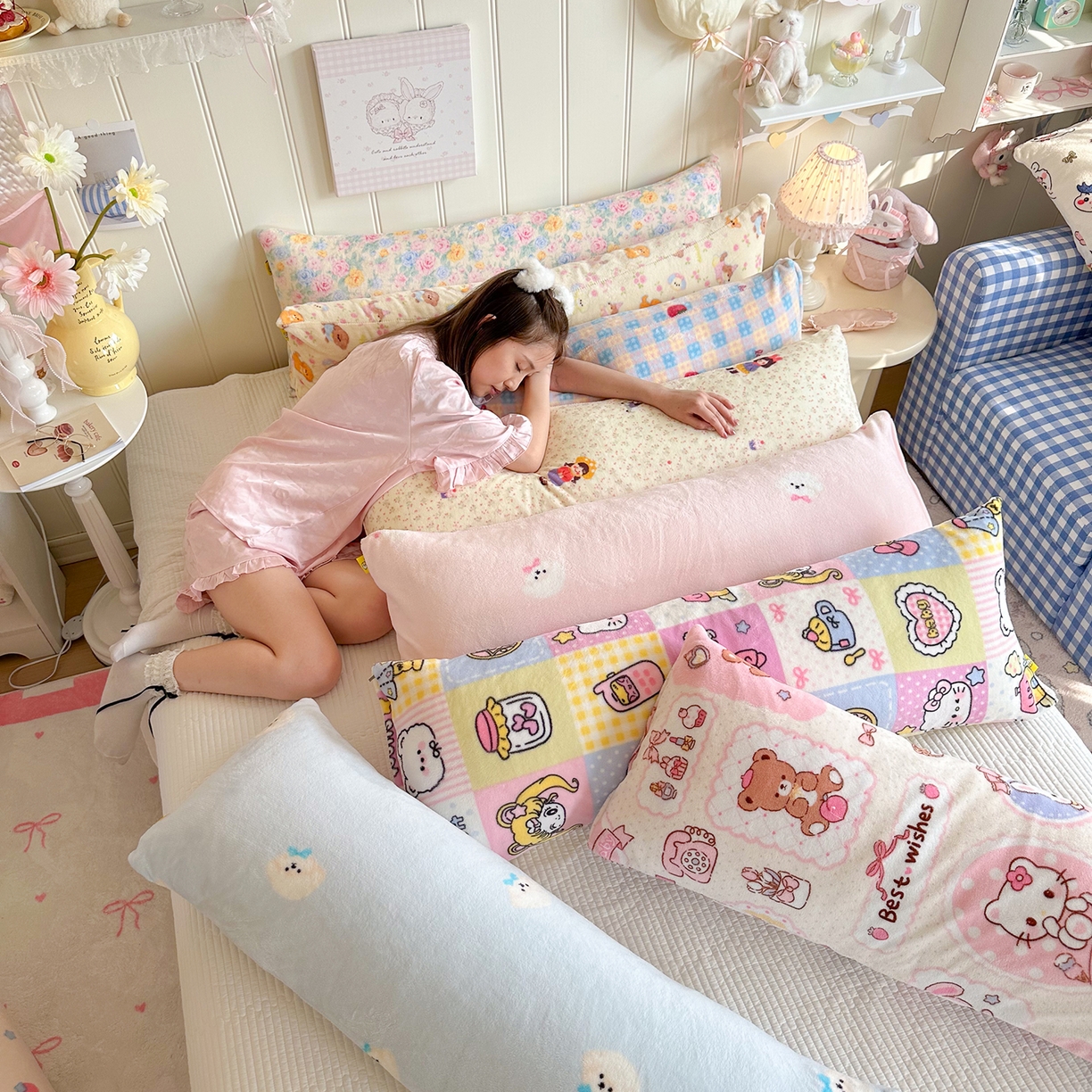 91家纺网 家纺一手货源 找家纺 （总）罗亿家纺 2025新款牛奶绒长抱枕-助眠神器（小红书推荐）