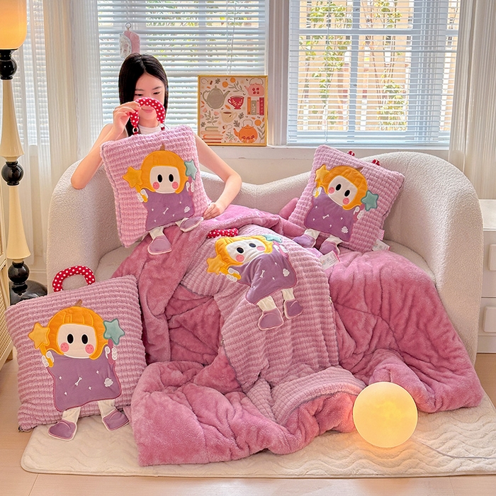 91家纺网 家纺一手货源 找家纺 古本家居 2025新款南瓜妹抱枕被 南瓜妹紫粉