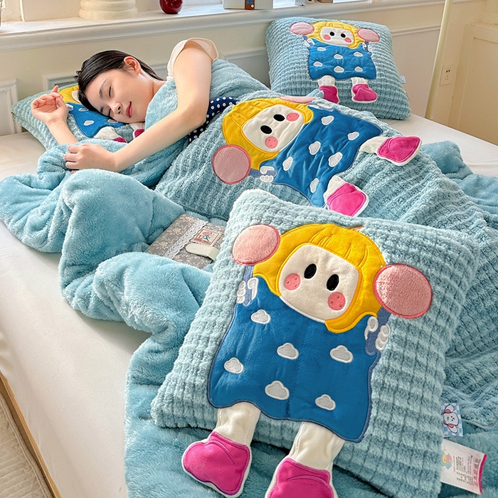 91家纺网 家纺一手货源 找家纺 古本家居 2025新款南瓜妹抱枕被 南瓜妹湖蓝