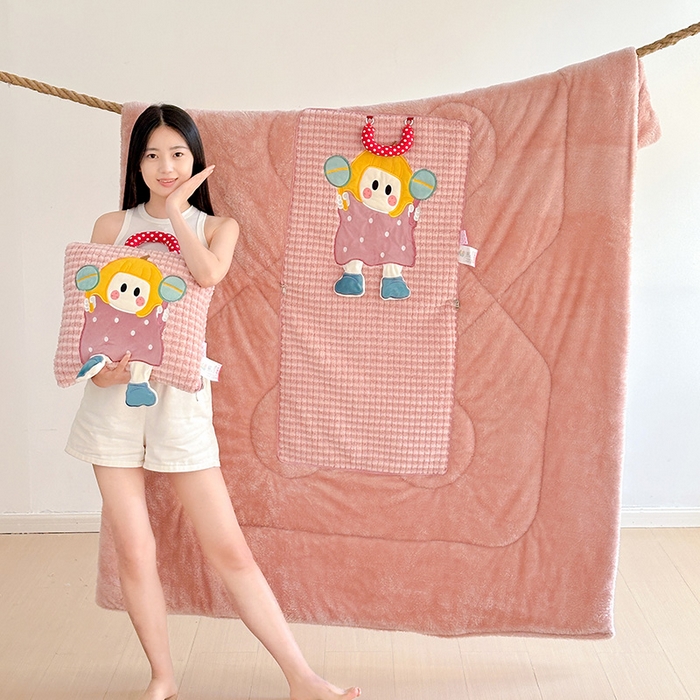 91家纺网 家纺一手货源 找家纺 古本家居 2025新款南瓜妹抱枕被 南瓜妹粉