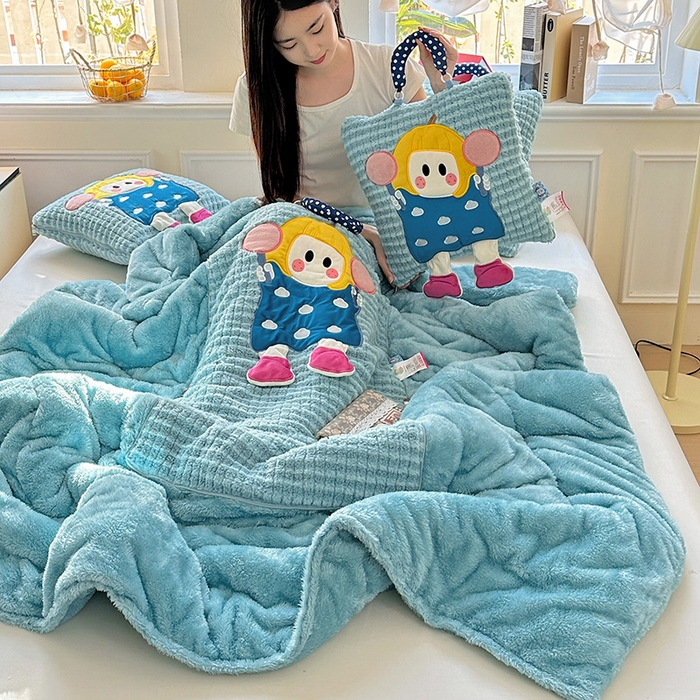 91家纺网 家纺一手货源 找家纺 古本家居 2025新款南瓜妹抱枕被 南瓜妹湖蓝