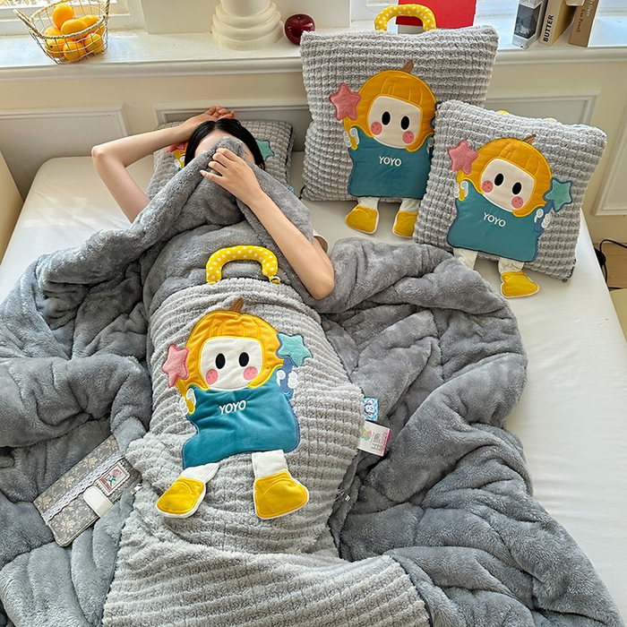 91家纺网 家纺一手货源 找家纺 古本家居 2025新款南瓜妹抱枕被 南瓜妹灰