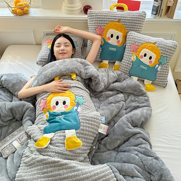 91家纺网 家纺一手货源 找家纺 古本家居 2025新款南瓜妹抱枕被 南瓜妹灰