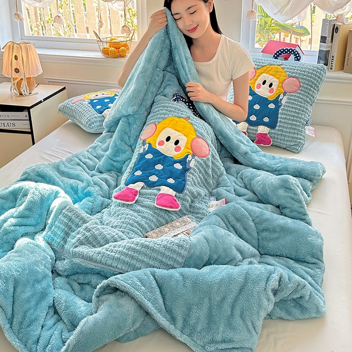 91家纺网 家纺一手货源 找家纺 古本家居 2025新款南瓜妹抱枕被 南瓜妹湖蓝