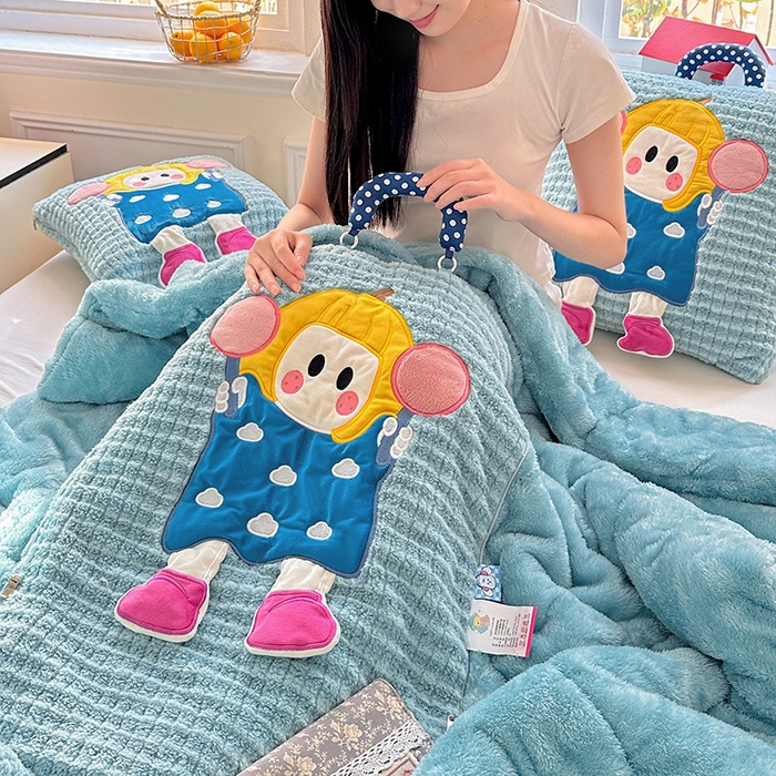 91家纺网 家纺一手货源 找家纺 古本家居 2025新款南瓜妹抱枕被 南瓜妹湖蓝