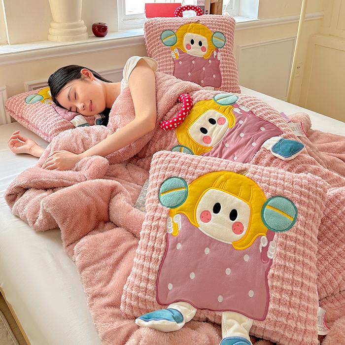 91家纺网 家纺一手货源 找家纺 古本家居 2025新款南瓜妹抱枕被 南瓜妹粉