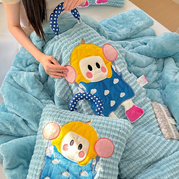 91家纺网 家纺一手货源 找家纺 古本家居 2025新款南瓜妹抱枕被 南瓜妹湖蓝