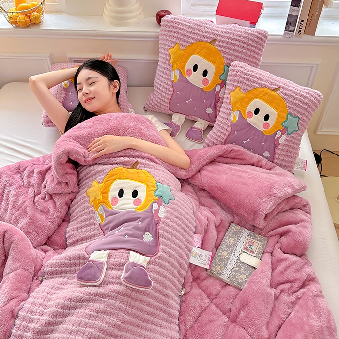 91家纺网 家纺一手货源 找家纺 古本家居 2025新款南瓜妹抱枕被 南瓜妹紫粉