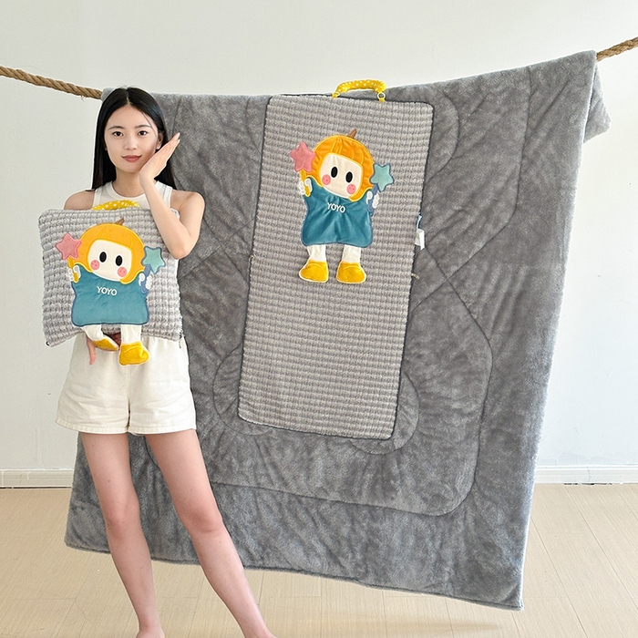 91家纺网 家纺一手货源 找家纺 古本家居 2025新款南瓜妹抱枕被 南瓜妹灰