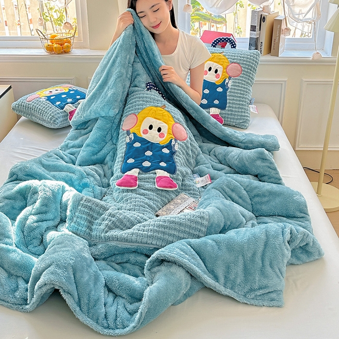 91家纺网 家纺一手货源 找家纺 古本家居 2025新款南瓜妹抱枕被 南瓜妹湖蓝