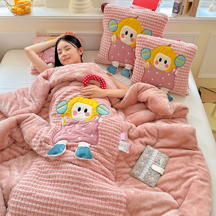 91家纺网 家纺一手货源 找家纺 古本家居 2025新款南瓜妹抱枕被 南瓜妹粉