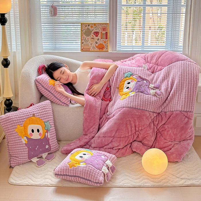 91家纺网 家纺一手货源 找家纺 古本家居 2025新款南瓜妹抱枕被 南瓜妹紫粉