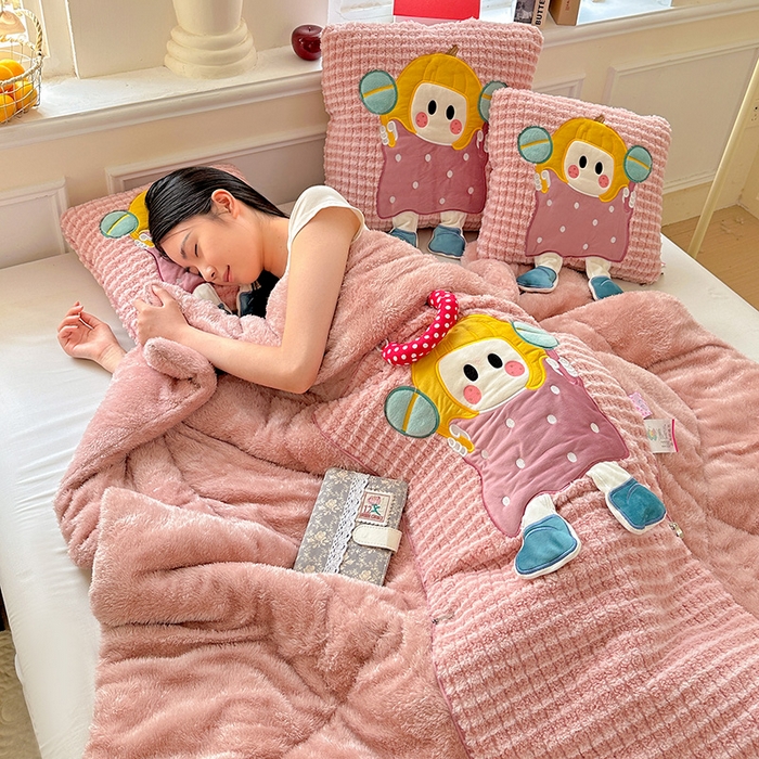 91家纺网 家纺一手货源 找家纺 古本家居 2025新款南瓜妹抱枕被 南瓜妹粉