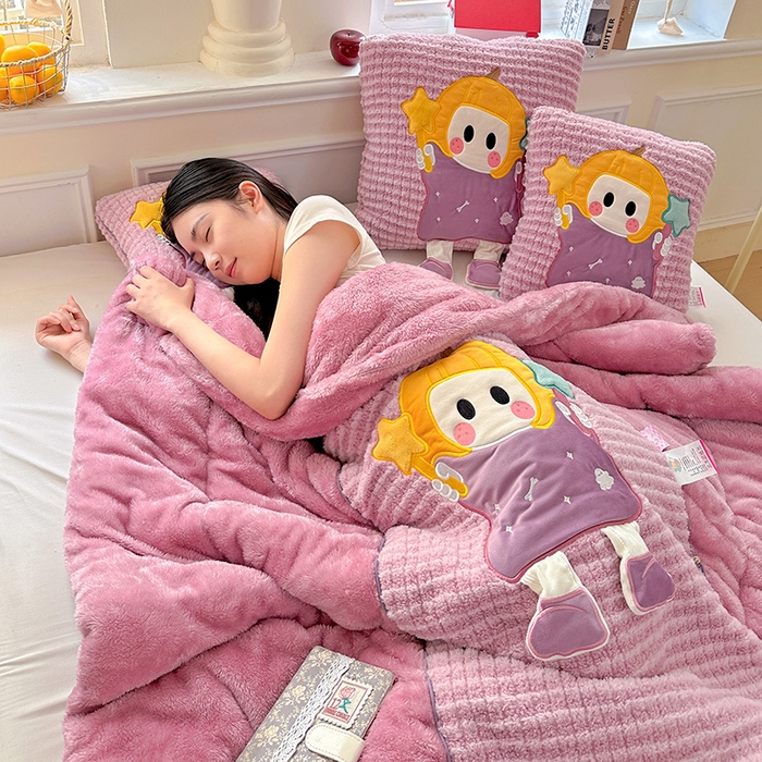 91家纺网 家纺一手货源 找家纺 古本家居 2025新款南瓜妹抱枕被 南瓜妹紫粉