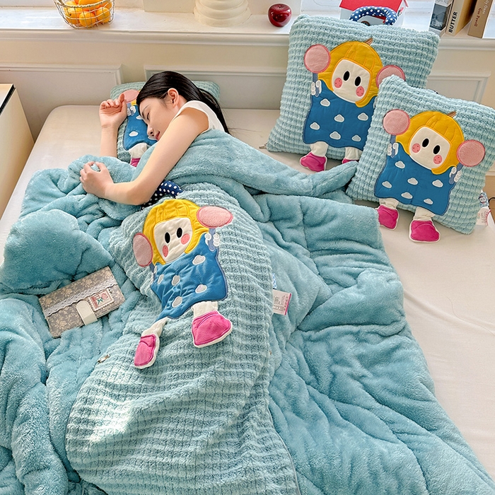 91家纺网 家纺一手货源 找家纺 古本家居 2025新款南瓜妹抱枕被 南瓜妹湖蓝