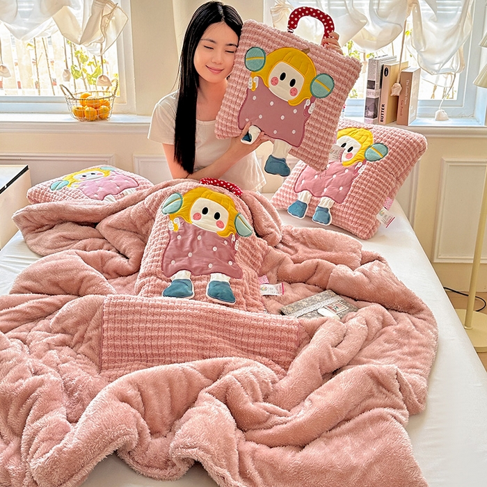 91家纺网 家纺一手货源 找家纺 古本家居 2025新款南瓜妹抱枕被 南瓜妹粉