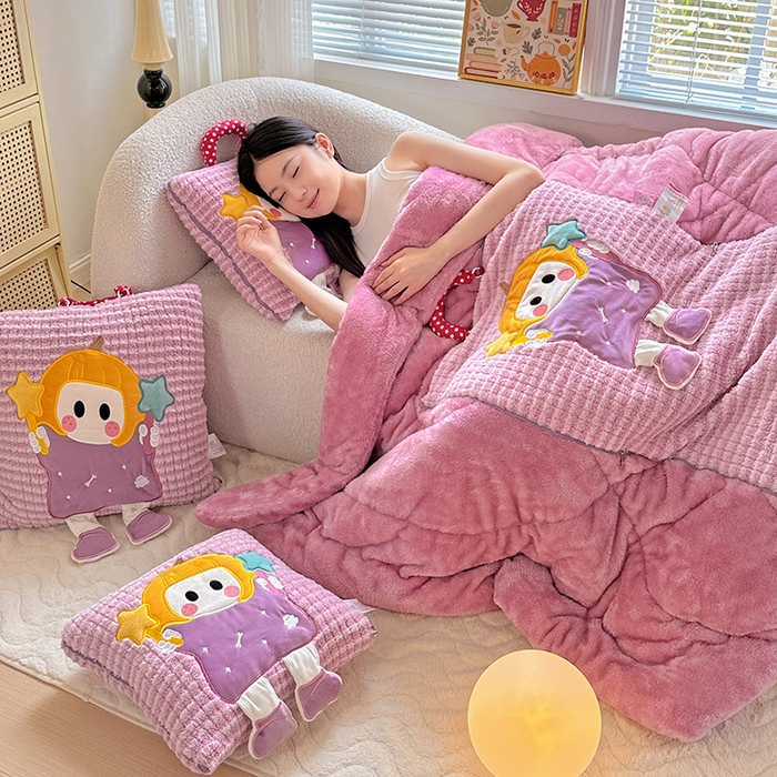 91家纺网 家纺一手货源 找家纺 古本家居 2025新款南瓜妹抱枕被 南瓜妹紫粉