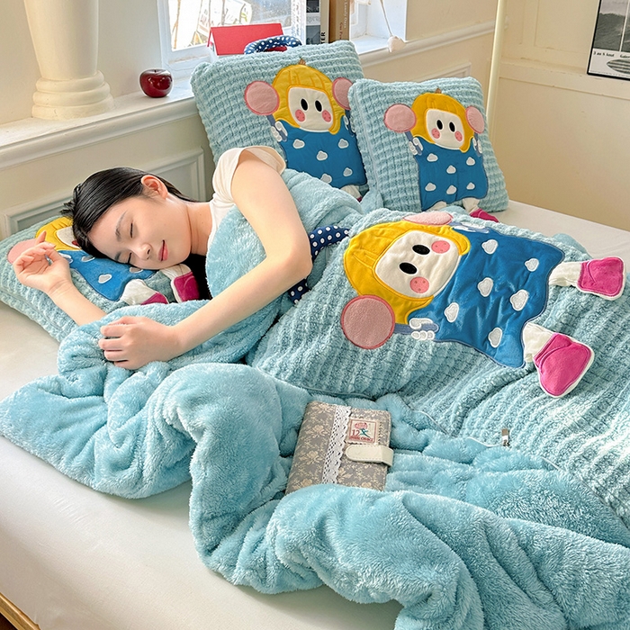 91家纺网 家纺一手货源 找家纺 古本家居 2025新款南瓜妹抱枕被 南瓜妹湖蓝