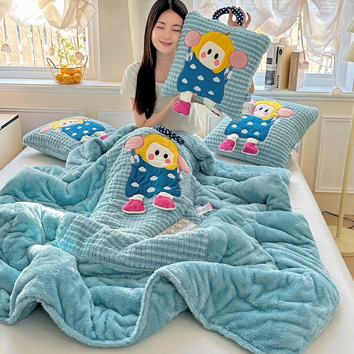 91家纺网 家纺一手货源 找家纺 古本家居 2025新款南瓜妹抱枕被 南瓜妹湖蓝