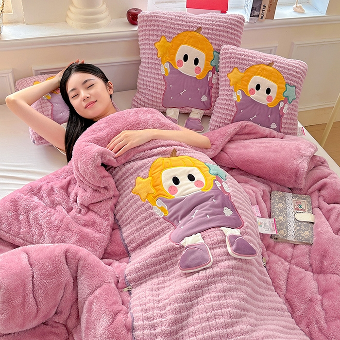 91家纺网 家纺一手货源 找家纺 古本家居 2025新款南瓜妹抱枕被 南瓜妹紫粉