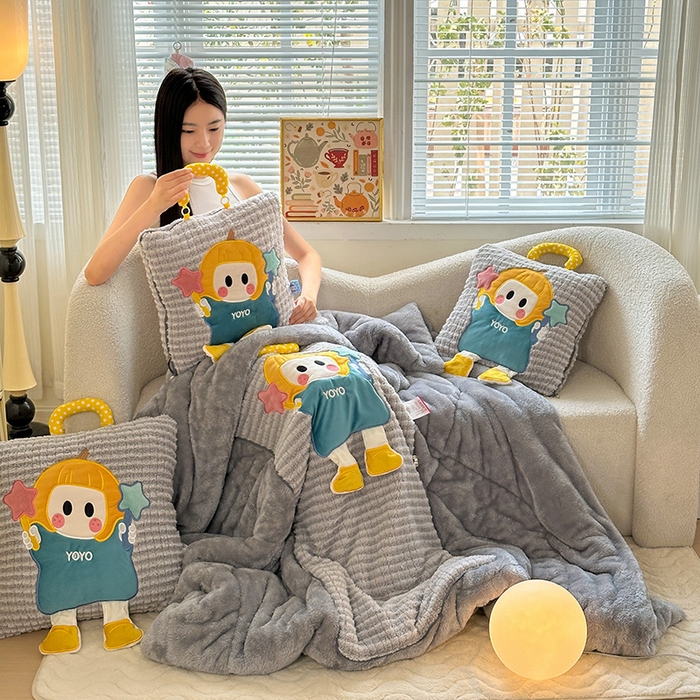 91家纺网 家纺一手货源 找家纺 古本家居 2025新款南瓜妹抱枕被 南瓜妹灰