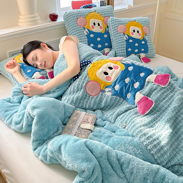 91家纺网 家纺一手货源 找家纺 古本家居 2025新款南瓜妹抱枕被 南瓜妹湖蓝