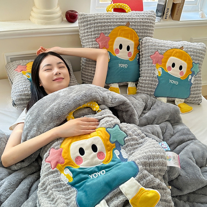 91家纺网 家纺一手货源 找家纺 古本家居 2025新款南瓜妹抱枕被 南瓜妹灰