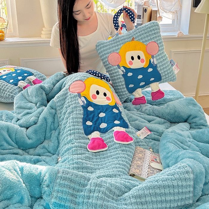 91家纺网 家纺一手货源 找家纺 古本家居 2025新款南瓜妹抱枕被 南瓜妹湖蓝