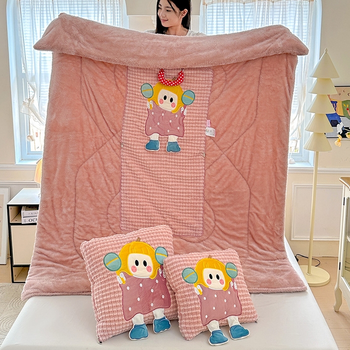 91家纺网 家纺一手货源 找家纺 古本家居 2025新款南瓜妹抱枕被 南瓜妹粉