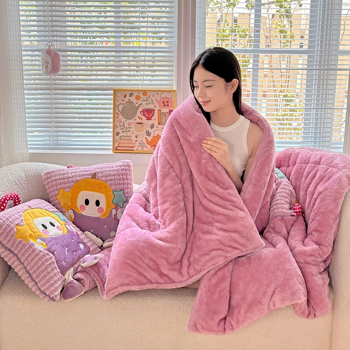 91家纺网 家纺一手货源 找家纺 古本家居 2025新款南瓜妹抱枕被 南瓜妹紫粉